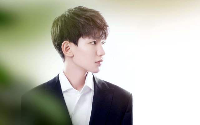 王源抽烟引发大量粉丝脱粉，我们该如何对待明星的私人行为？