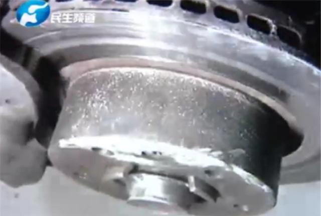 奔驰漏油修车花8万,修完之后继续漏,修车店:给你换的二手件!