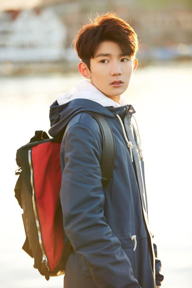 王源抽烟引发大量粉丝脱粉,我们该如何对待明星的私人行为? 王源抽烟引发大量粉丝脱粉,我们该如何对待明星的私人行为?