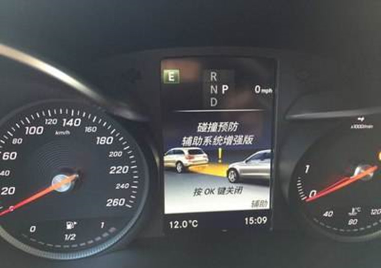 女司机斑马线撞13人惹众怒,"主动刹车"关键时刻掉链子