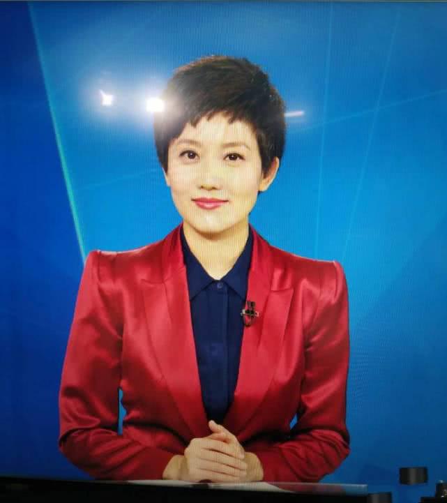 央视美女主播，嫁给大6岁帅气同事，如今41岁儿女双全很幸福