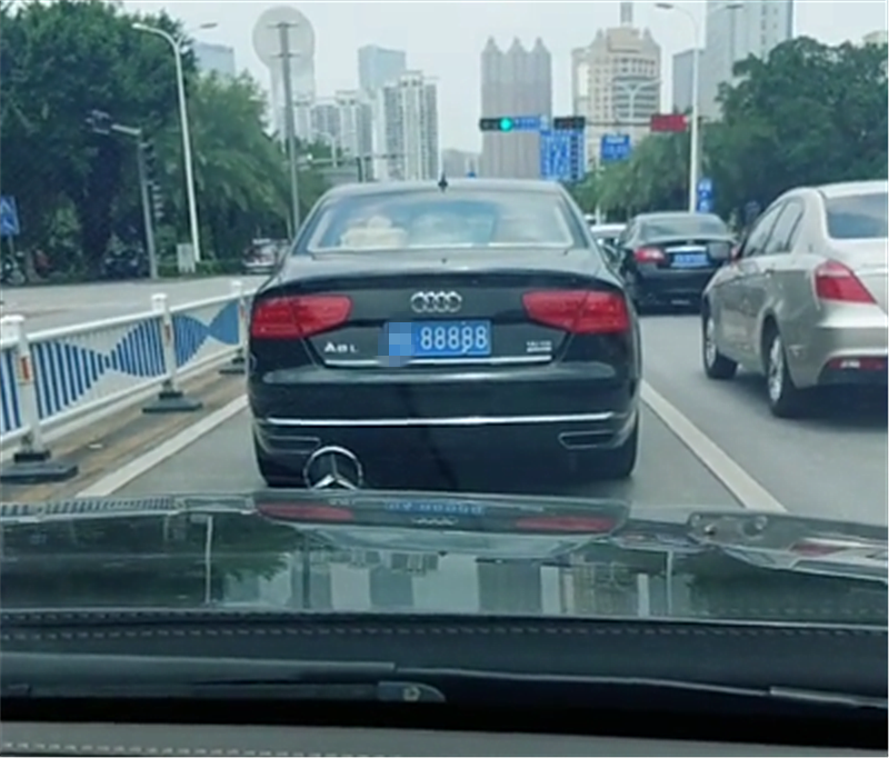 249万奥迪a8l现南宁,单单车牌就值200万,车尾还配w12