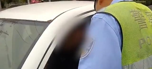 这位司机牛!违法记录用纸近3米才打印完,17本驾照不够扣