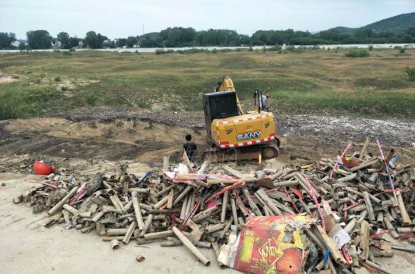 警方销毁烟花爆竹 致多个村子房屋受损还有人受伤