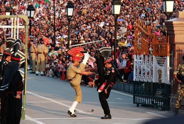 全球最另类的降旗仪式，两国士兵拼全力