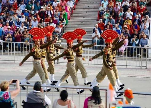 全球最另类的降旗仪式，两国士兵拼全力