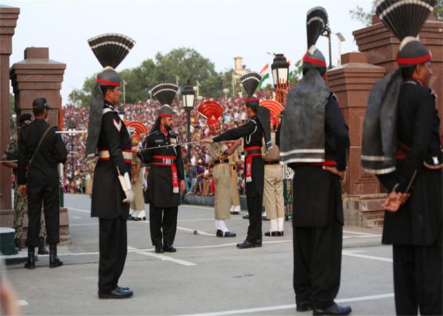 全球最另类的降旗仪式，两国士兵拼全力