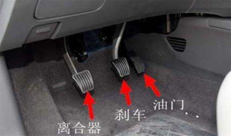 手动挡减速,是先踩刹车还是踩离合?为什么?