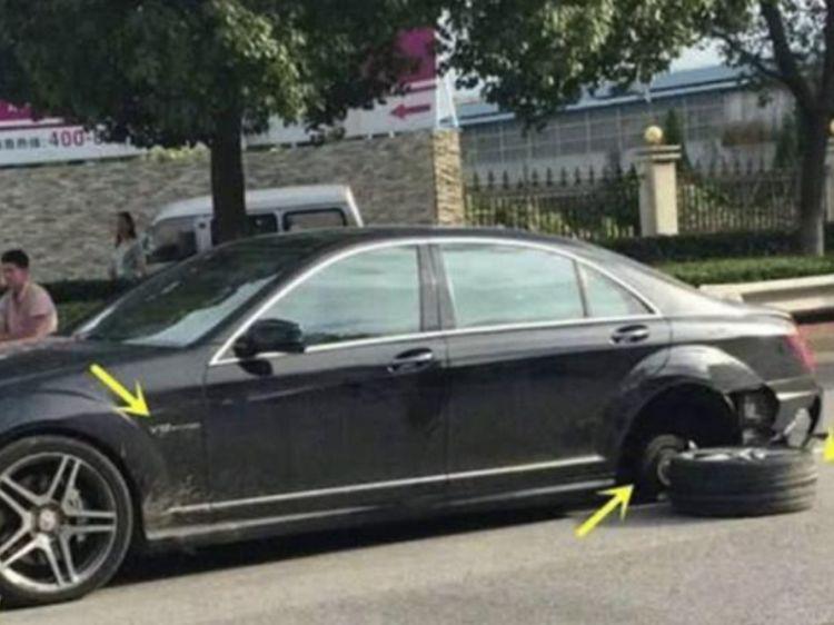 300万的奔驰在路上行驶,轮胎却掉了,车主:还好意思叫豪车?