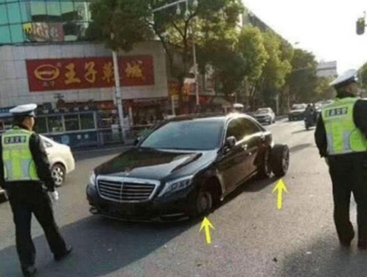 300万的奔驰在路上行驶,轮胎却掉了,车主:还好意思叫豪车?