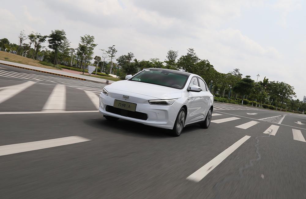 试驾吉利几何A:4个细节设计超贴心,真能比肩特斯拉Model 3?