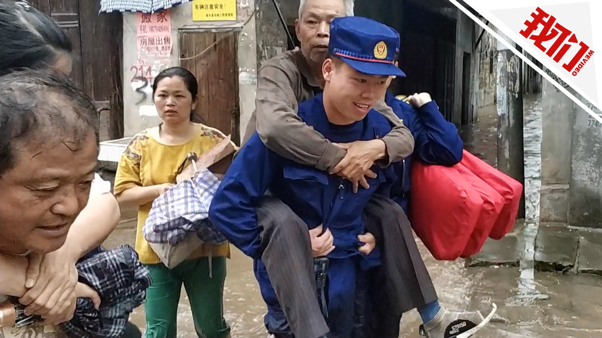 救灾现场大叔哼歌活跃气氛 一旁消防员2秒就被