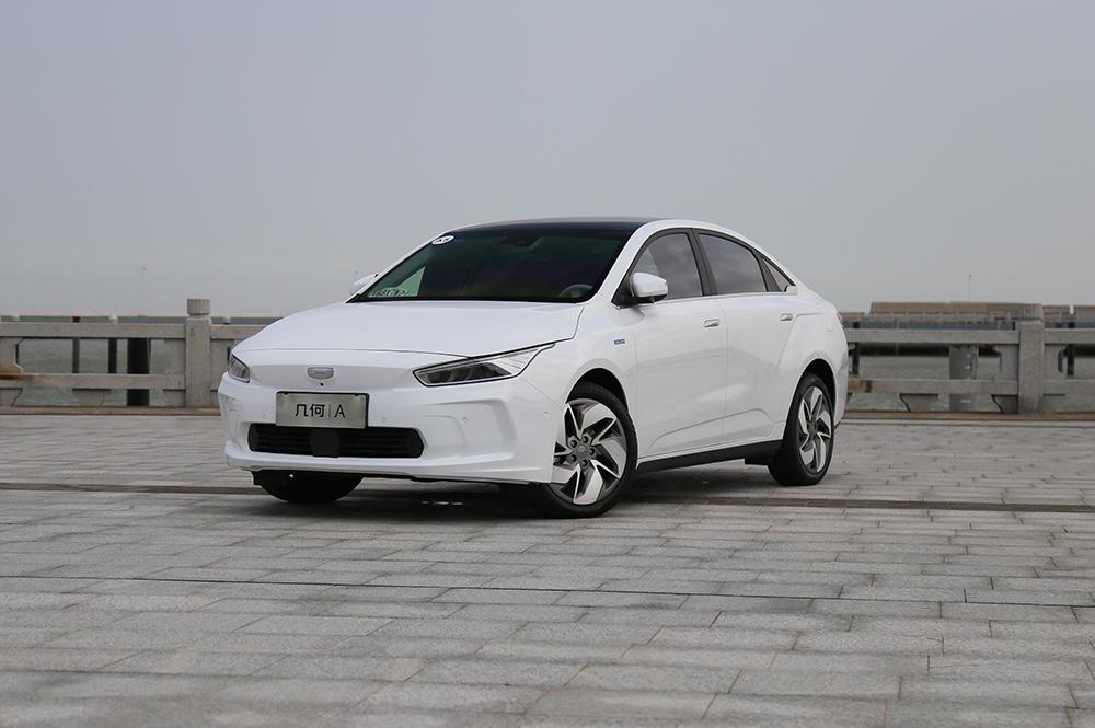 试驾吉利几何A:4个细节设计超贴心,真能比肩特斯拉Model 3?