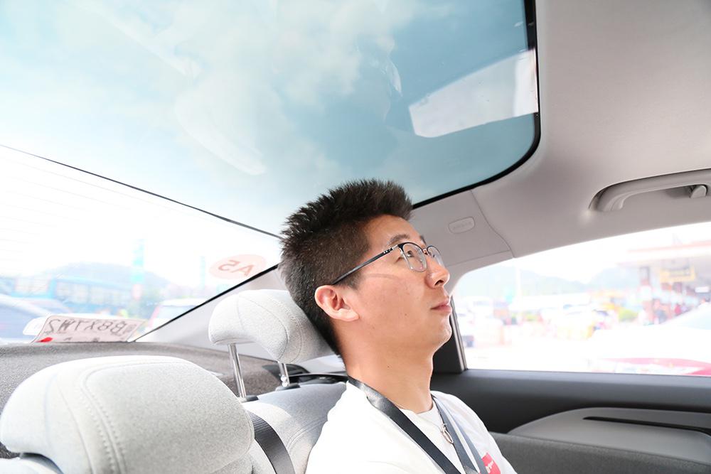 试驾吉利几何A:4个细节设计超贴心,真能比肩特斯拉Model 3?