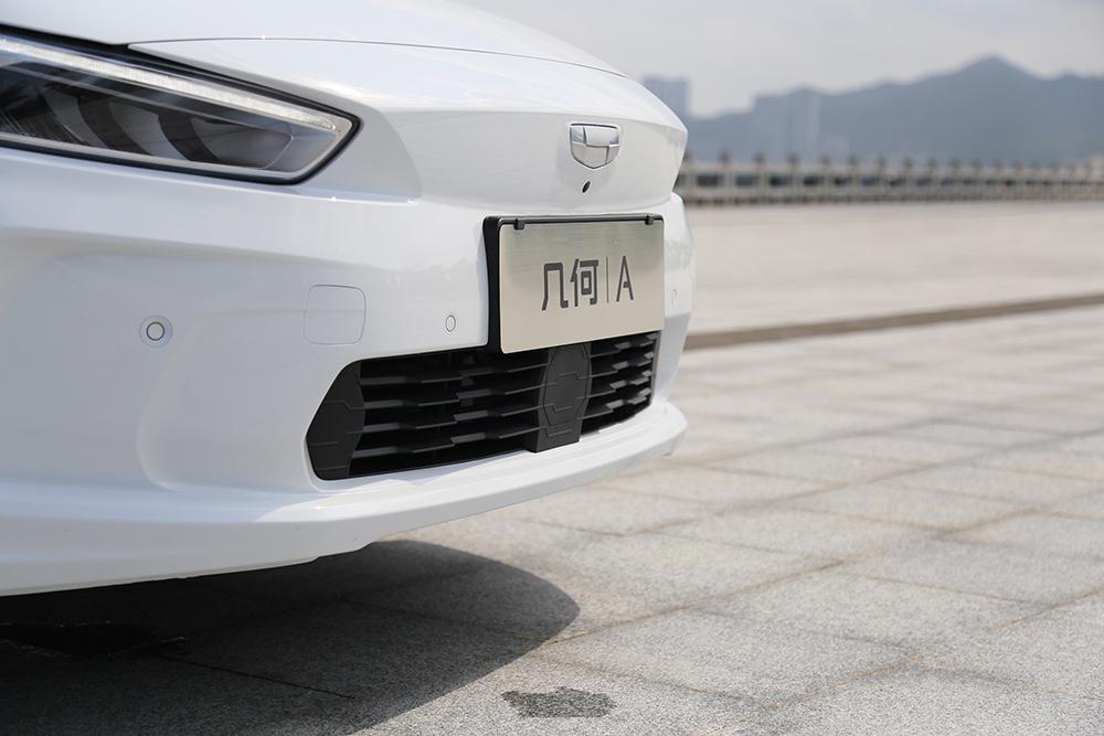 试驾吉利几何A:4个细节设计超贴心,真能比肩特斯拉Model 3?
