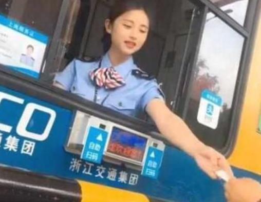 收费站遇见可爱的收费员,看后不舍得走,网友:恋爱的感觉