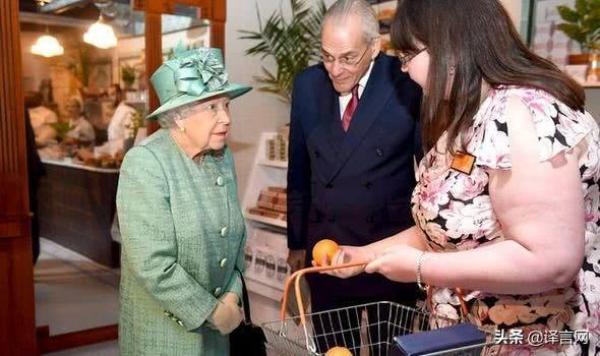 93岁女王逛超市：听说可以自助结账 她的问题让经理瞠目结舌