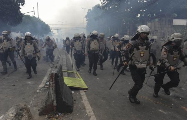 5月22日，在印度尼西亚首都雅加达，警察在骚乱现场执勤。 新华社 图