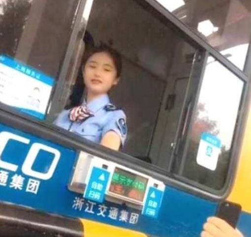 收费站遇见可爱的收费员,看后不舍得走,网友:恋爱的感觉