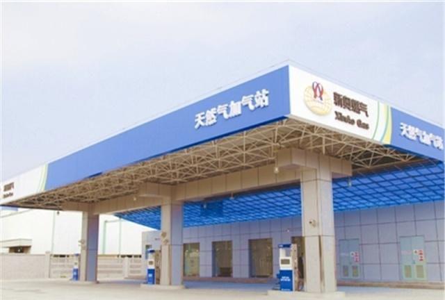 百万路虎揽胜,为何只敢晚上“加油”?车主:别提了,看后备箱