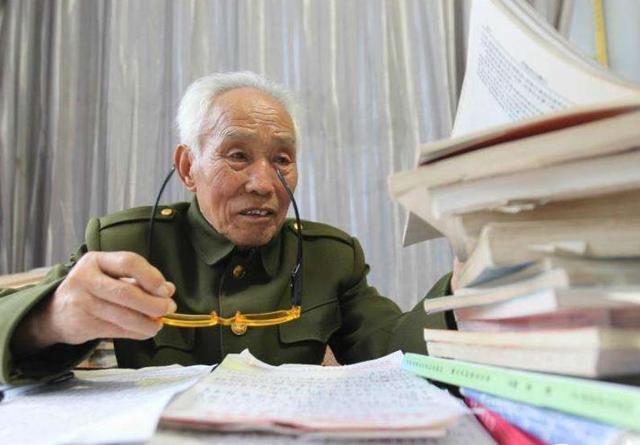 他放弃师级待遇,亲自建2400人烈士陵园,只为遵守60年前承诺!!