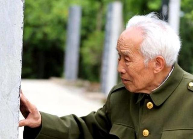 他放弃师级待遇,亲自建2400人烈士陵园,只为遵守60年前承诺!!