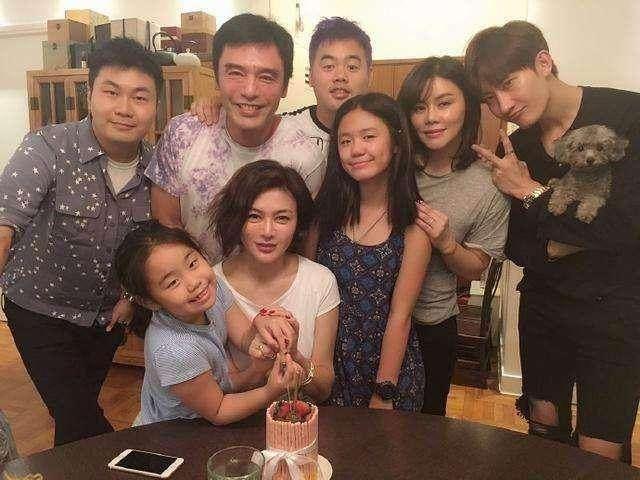 细数娱乐圈女大男小的情侣 最后自爆交了88个男友！