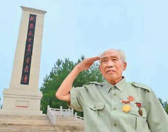 他放弃师级待遇,亲自建2400人烈士陵园,只为遵守60年前承诺!!