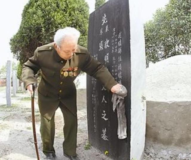 他放弃师级待遇,亲自建2400人烈士陵园,只为遵守60年前承诺!!