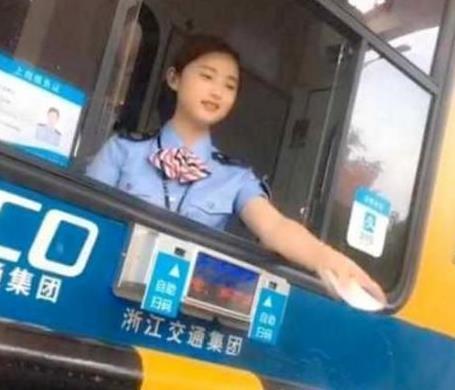 收费站遇见可爱的收费员,看后不舍得走,网友:恋爱的感觉