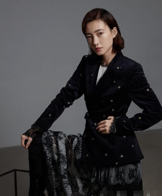 王丽坤最新时尚大片曝光,彰显职场女性的独特气质,率性又迷人