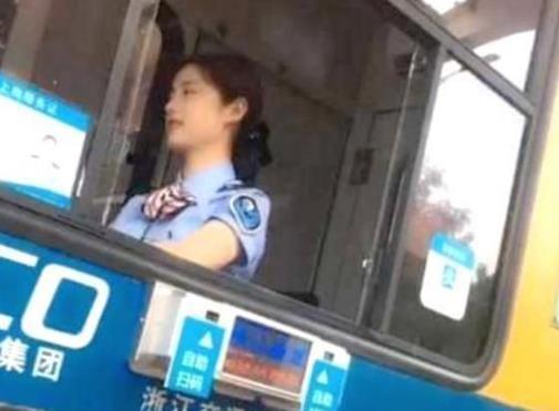 收费站遇见可爱的收费员,看后不舍得走,网友:恋爱的感觉