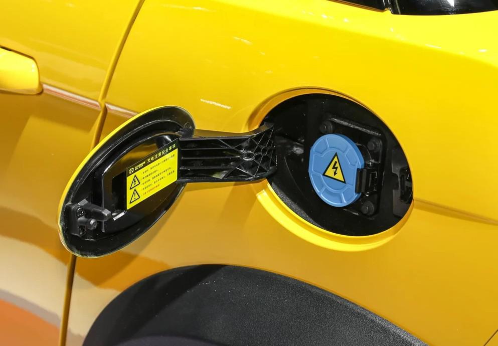 这车11.08万起售,NEDC续航300,无框车门,打开引擎盖是后备箱