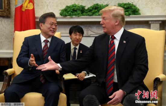 资料图:韩国总统文在寅和美国总统特朗普。