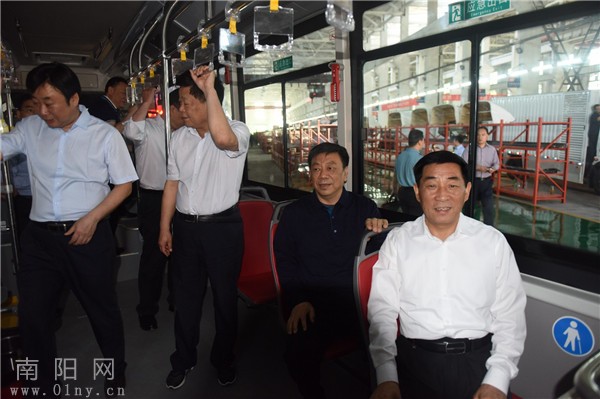 2019年5月23日,南阳市委书记张文深(右一)乘坐氢能源样品公交车 南阳网 图