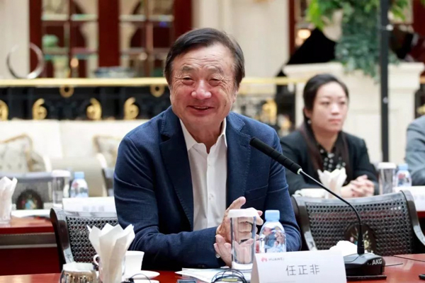 任正非在华为总部接受媒体采访。图片来源:央视新闻