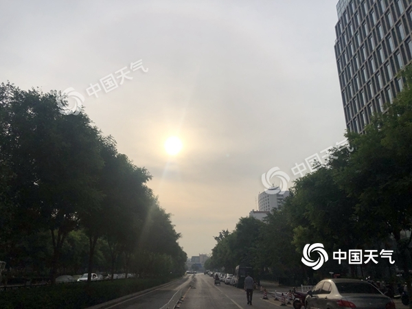 今晨6點多鐘,北京已經是“太陽當空照”。(攝:王曉)