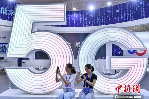 资料图:2019云南国际智慧旅游大会展览上的“5G”展示区。中新社记者 任东 摄