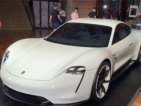 首台保时捷纯电动到4S店，3.5秒破百，续航500，可多次弹射起步