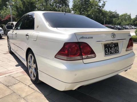 丰田皇冠改装版实拍，你们看的出来是那一代吗？