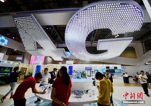 厦门市民在体验中国移动4G网络。(资料图) 中新社记者 张斌 摄