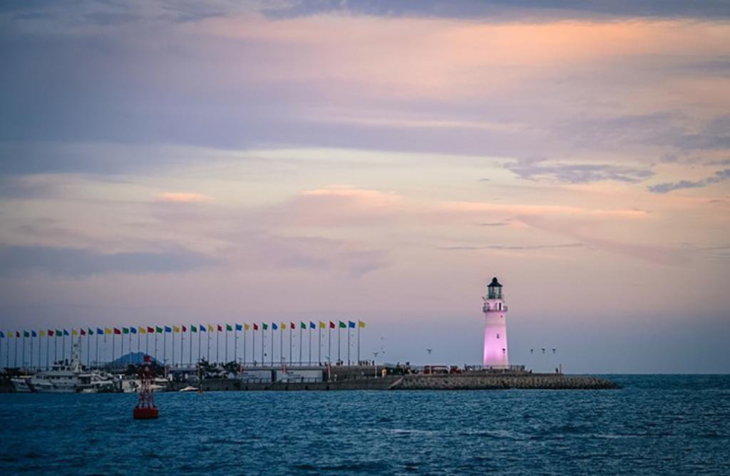 在青岛感受夕阳落日的浪漫,牵手走过情人坝,再大风浪也不怕!