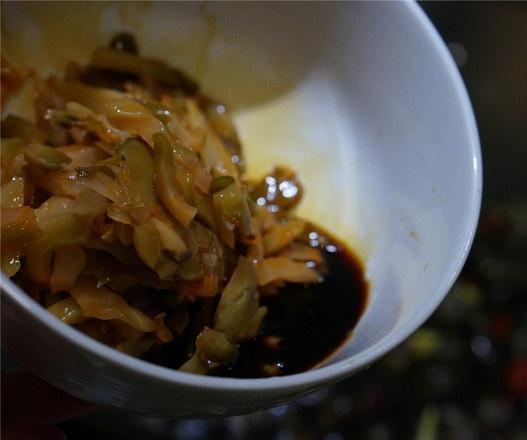 再调味酱油及榨菜条加入,炒制一下后加入半小碗清水.秋季v酱油开胃食谱图片