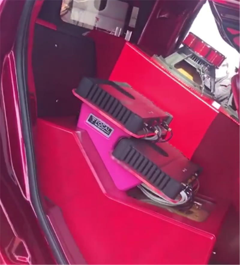 罕见“剪刀门”悍马H2,车价128万,全车“电镀红”,轮毂很骚气