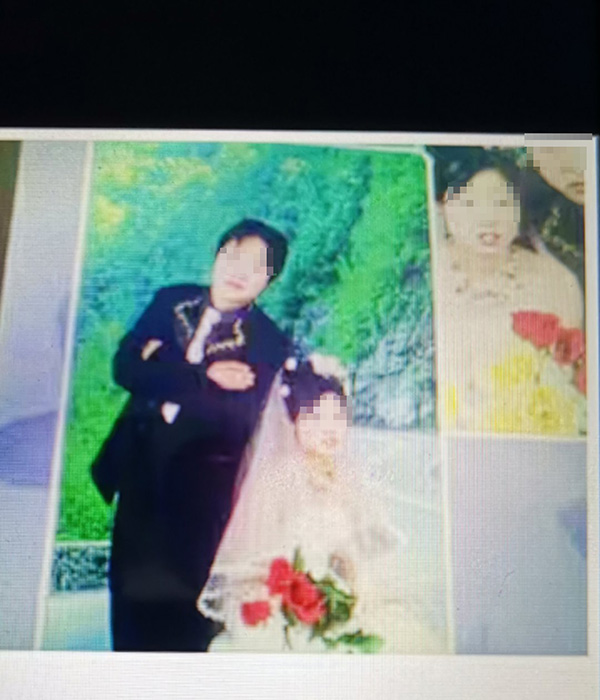 张山和小丽的结婚照片（翻拍）  本文图片均为澎湃新闻记者 戴越 图