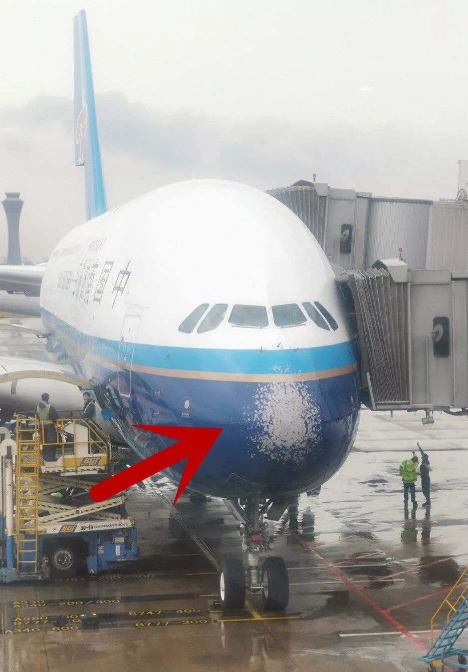 广州飞北京航班降落时遭遇冰雹,驾驶舱风挡裂