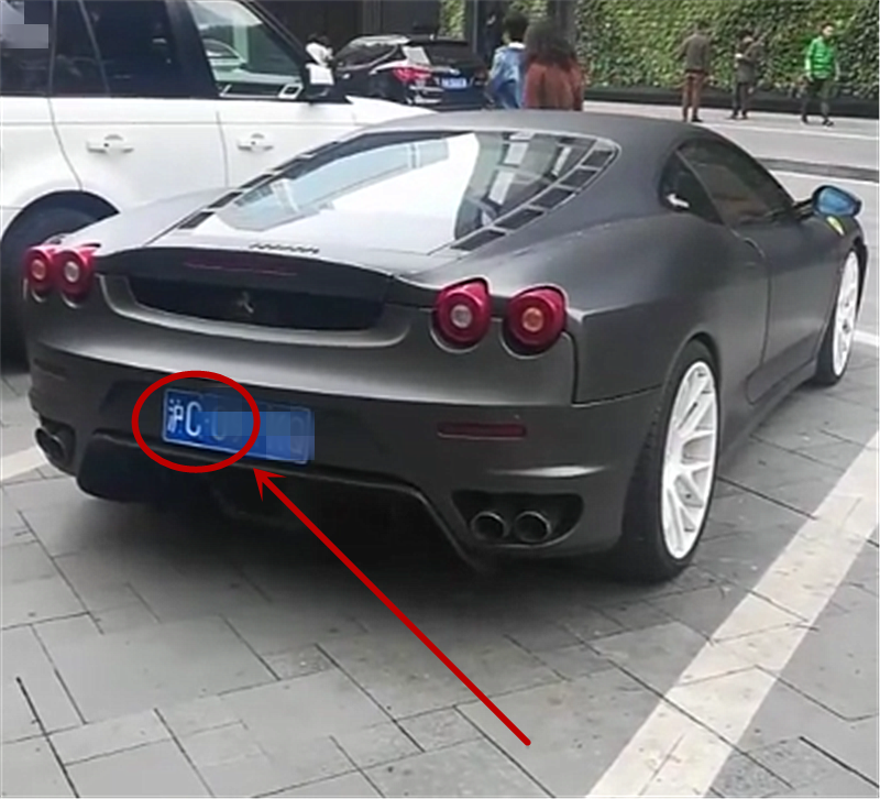 530万法拉利现上海,全车“哑光灰”,但车牌“沪C”很掉档次