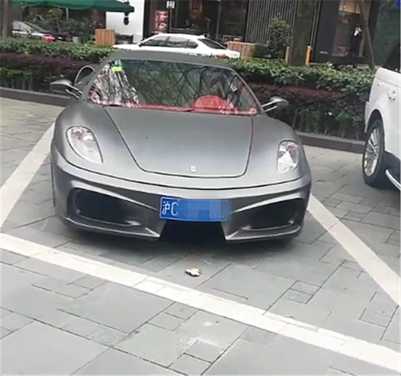 530万法拉利现上海,全车“哑光灰”,但车牌“沪C”很掉档次