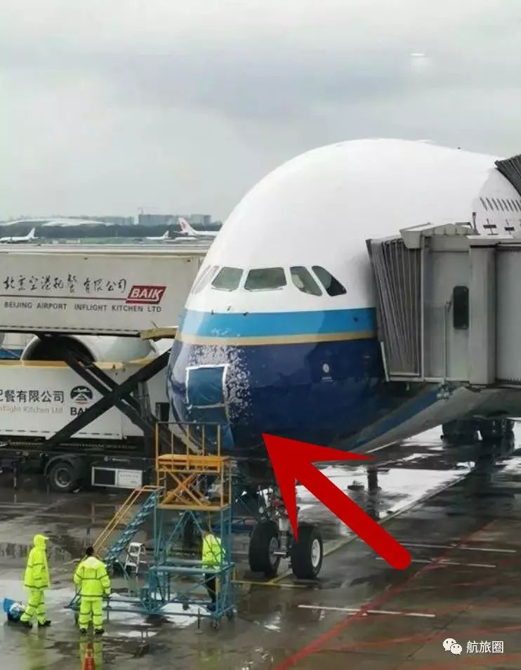 广州飞北京航班降落时遭遇冰雹,驾驶舱风挡裂