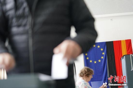 当地时间26日上午，选民在德国柏林市内的一处投票站参加欧洲议会选举投票。中新社记者 彭大伟 摄